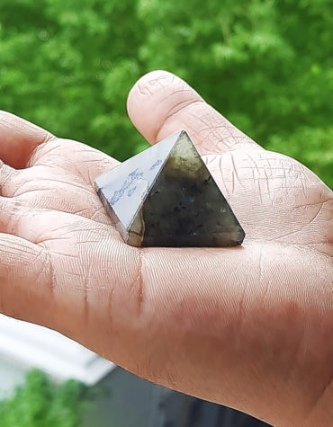 Reiki Crystal Products Natural Labradorite Pyramid Crystal Stone Pyramid,Stone Pyramid Carved Pyramidal Crystal for Intuition & Psychic Abilities, Mental Health, Protection