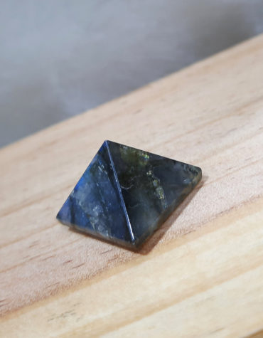 Reiki Crystal Products Natural Labradorite Pyramid Crystal Stone Pyramid,Stone Pyramid Carved Pyramidal Crystal for Intuition & Psychic Abilities, Mental Health, Protection