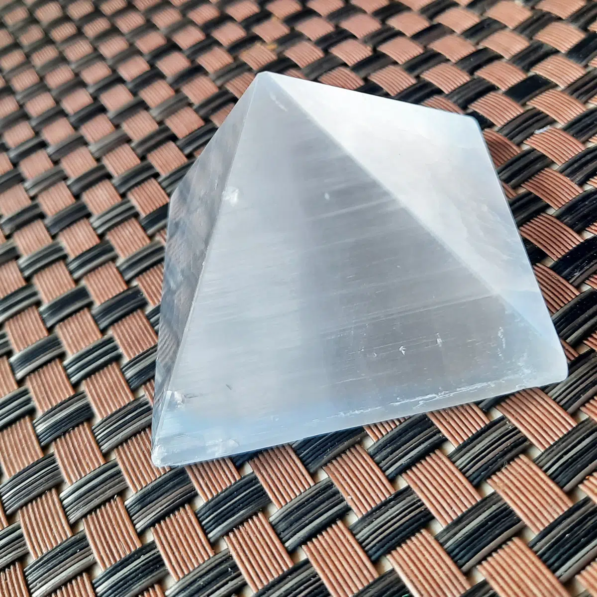 Reiki Crystal Products Natural Selenite Pyramid Crystal Stone Pyramid,Pyramid Carved Pyramidal Crystal for Intuition & Psychic Abilities, Meditation, Purification Reiki Crystal Products Natural Selenite Pyramid Crystal Stone Pyramid,Pyramid Carved Pyramidal Crystal for Intuition & Psychic Abilities, Meditation, Purification