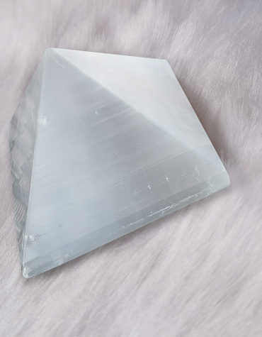 Reiki Crystal Products Natural Selenite Pyramid Crystal Stone Pyramid,Pyramid Carved Pyramidal Crystal for Intuition & Psychic Abilities, Meditation, Purification