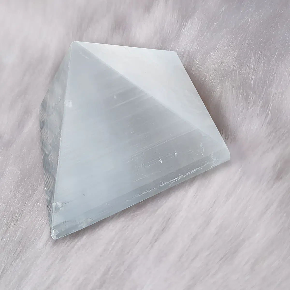 Reiki Crystal Products Natural Selenite Pyramid Crystal Stone Pyramid,Pyramid Carved Pyramidal Crystal for Intuition & Psychic Abilities, Meditation, Purification Reiki Crystal Products Natural Selenite Pyramid Crystal Stone Pyramid,Pyramid Carved Pyramidal Crystal for Intuition & Psychic Abilities, Meditation, Purification