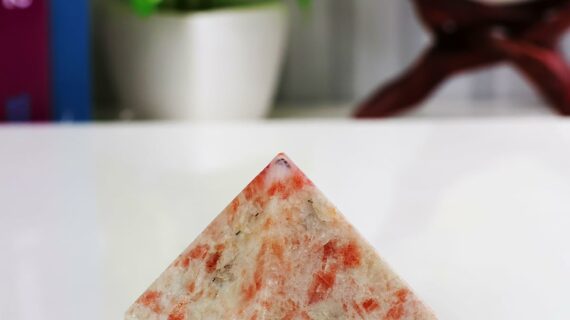 Sunstone Small Pyramid (10-20 Gm)