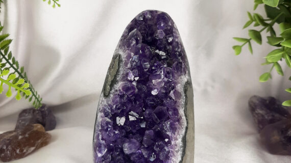 Amethyst Standing Geode – 1137 grams