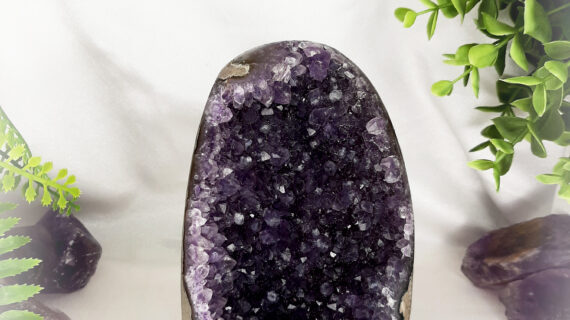 Amethyst Standing Geode – 1390 Grams