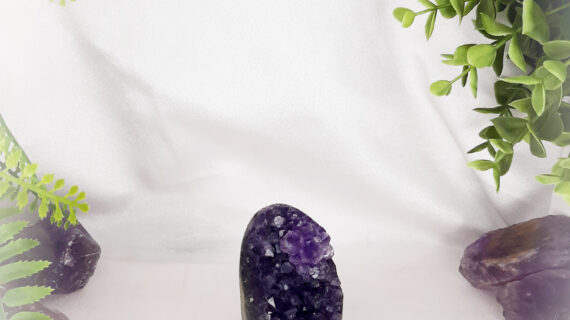 Amethyst Standing Geode – 185 Grams