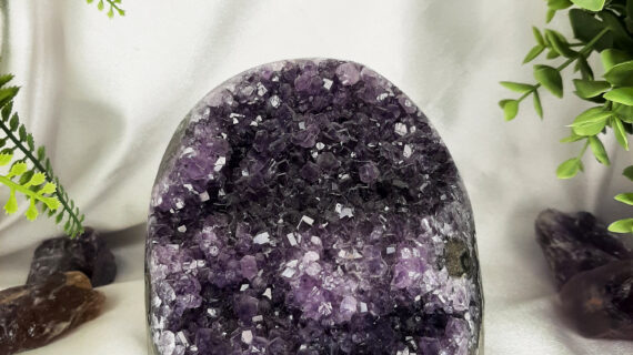 Amethyst Standing Geode – 2122 grams