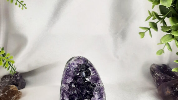 Amethyst Standing Geode – 265 grams