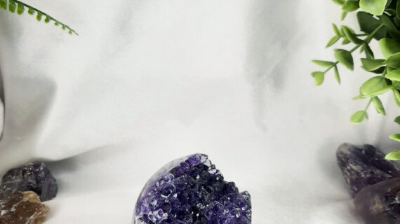 Amethyst Standing Geode – 271 grams