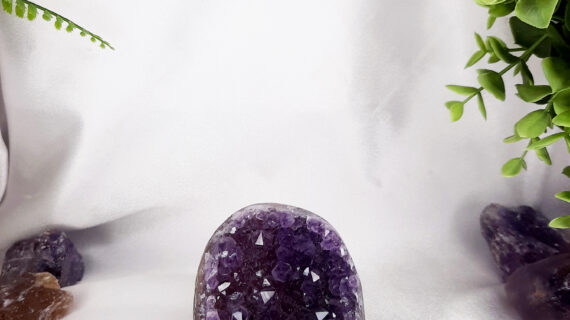 Amethyst Standing Geode – 288 grams