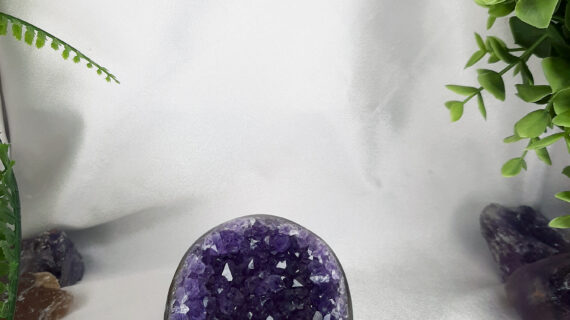 Amethyst Standing Geode – 297 grams