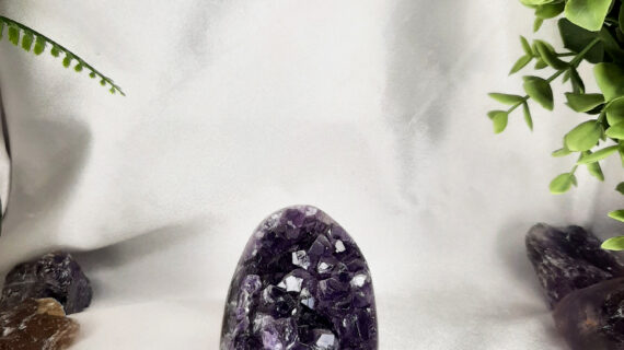 Amethyst Standing Geode – 308 grams