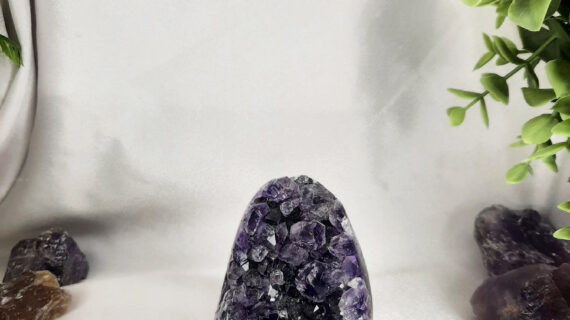 Amethyst Standing Geode – 340 grams