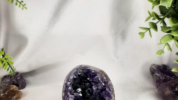 Amethyst Standing Geode – 360 grams