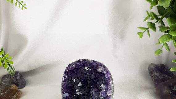 Amethyst Standing Geode – 365 grams