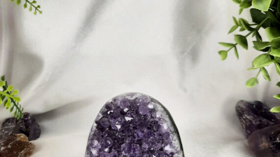 Amethyst Standing Geode – 382 grams