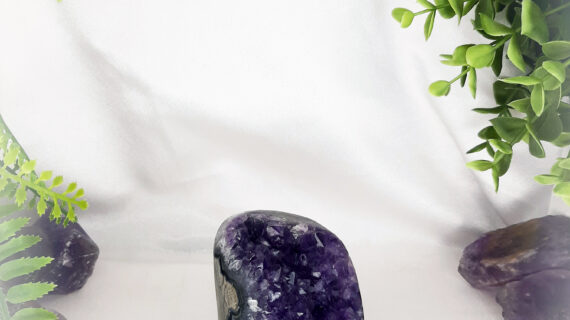 Amethyst Standing Geode / Raw Cluster – 388 Grams