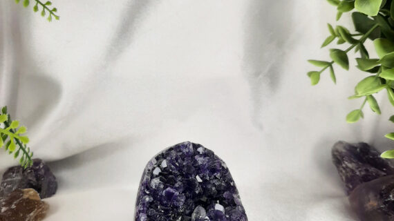 Amethyst Standing Geode – 390 grams