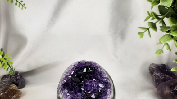 Amethyst Standing Geode – 400 grams