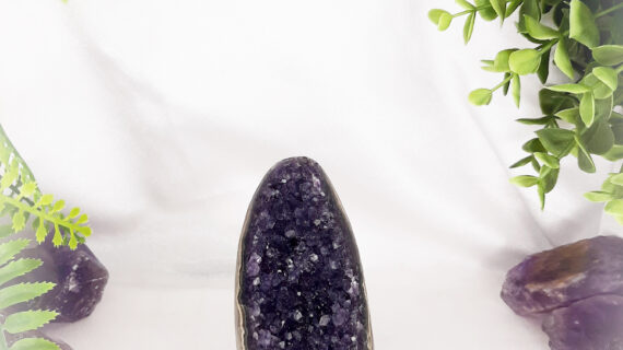 Amethyst Standing Geode – 405 Grams