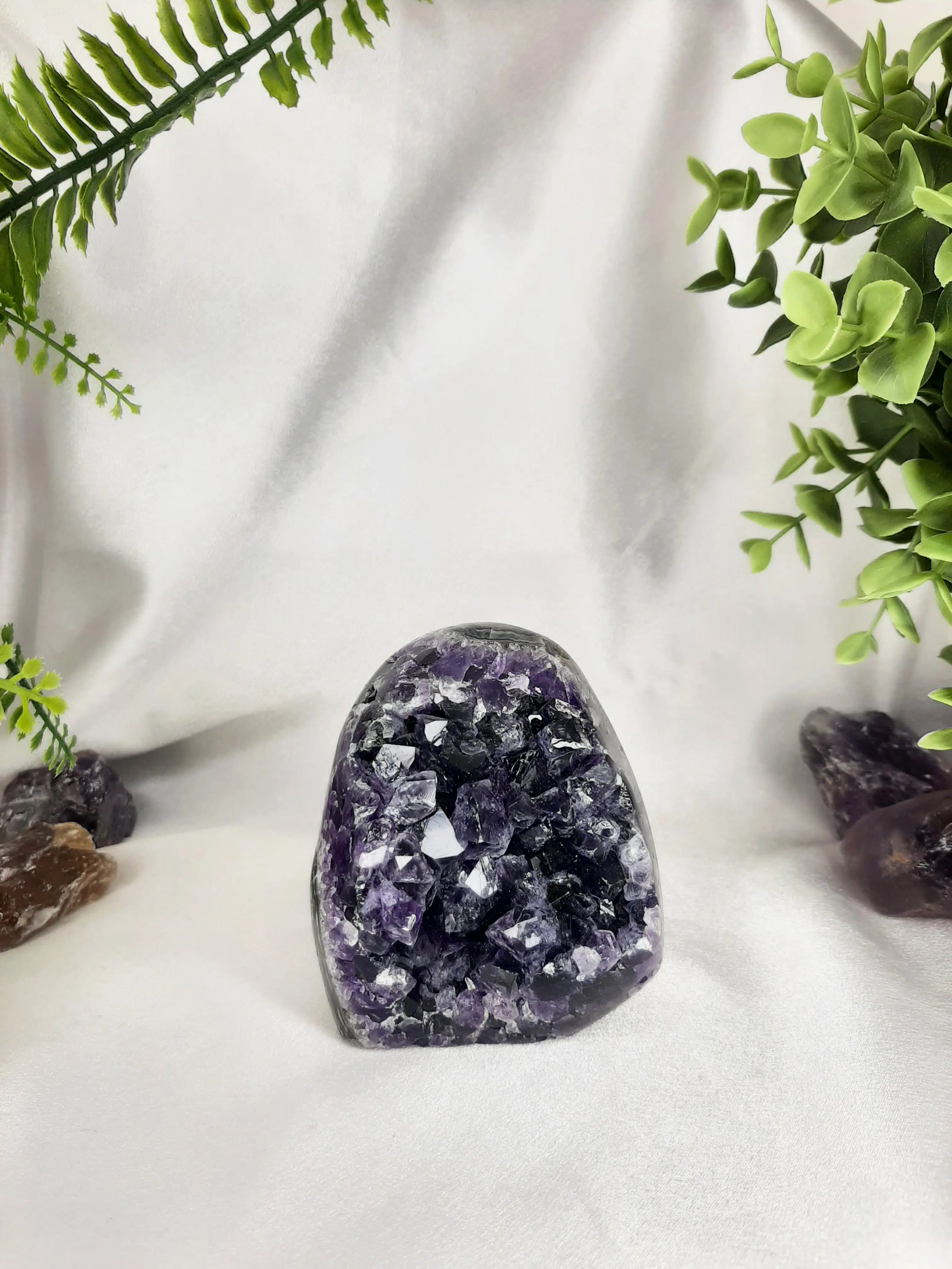 Amethyst Standing Geode - 519 grams - shubhanjali