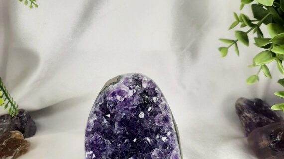 Amethyst Standing Geode – 527grams