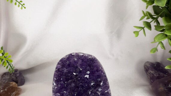 Amethyst Standing Geode – 542 grams