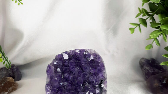 Amethyst Standing Geode – 550 grams