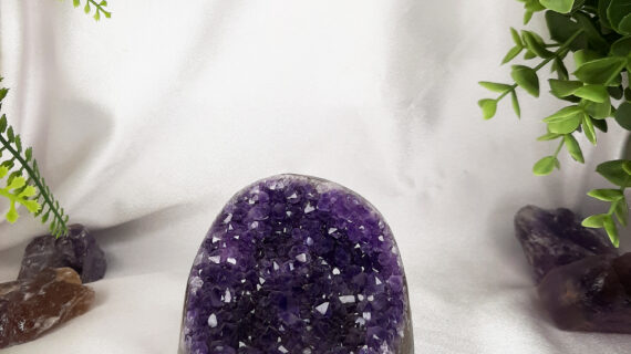 Amethyst Standing Geode – 701 grams