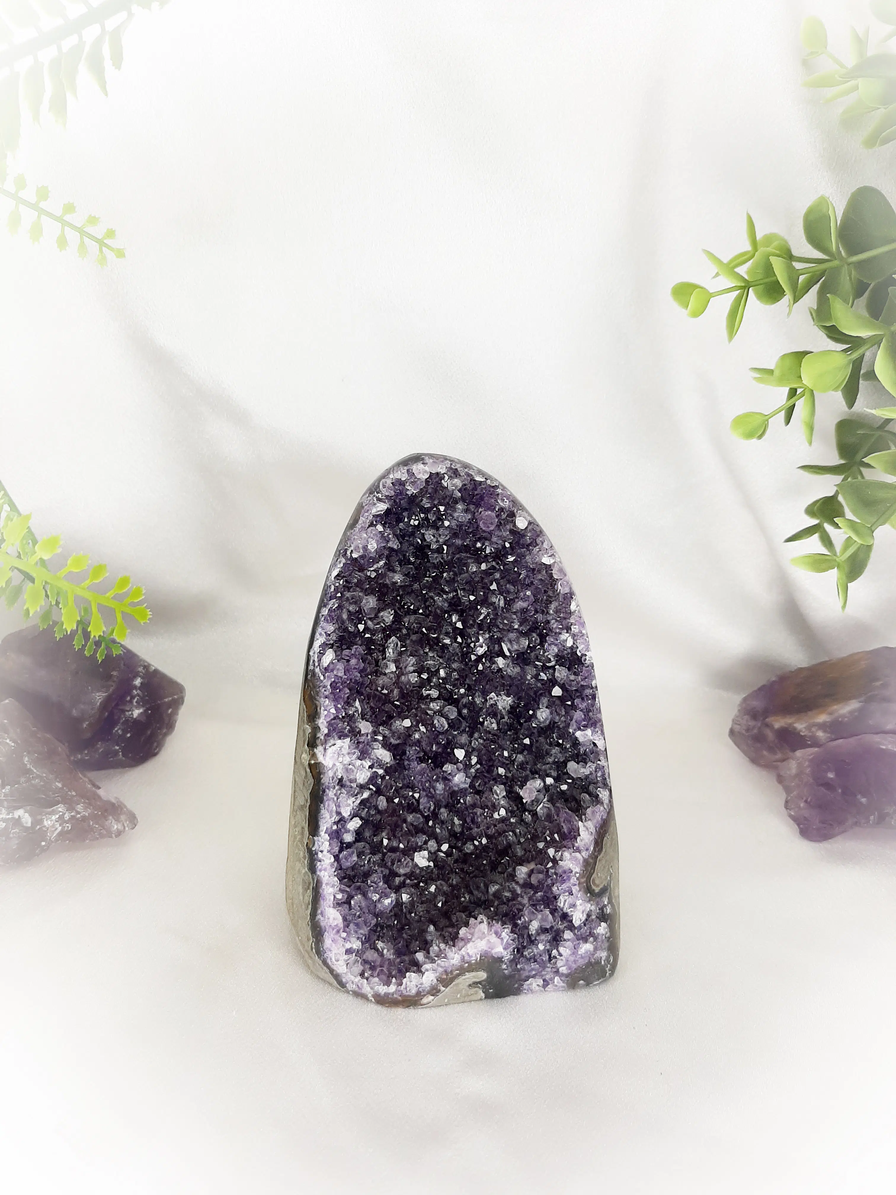 Amethyst Standing Geode - 713 Grams - Shubhanjali