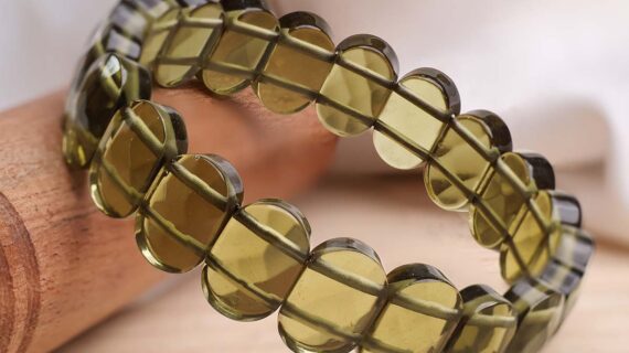 Peridot Oval Faceted Bracelet ( Synthetic )