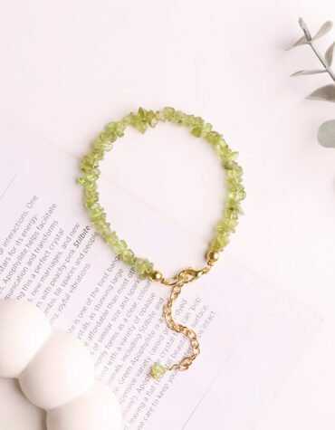 peridot chips chain bracelet ( synthetic )