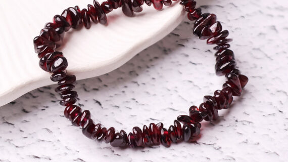 Garnet Chips Elastic Bracelet