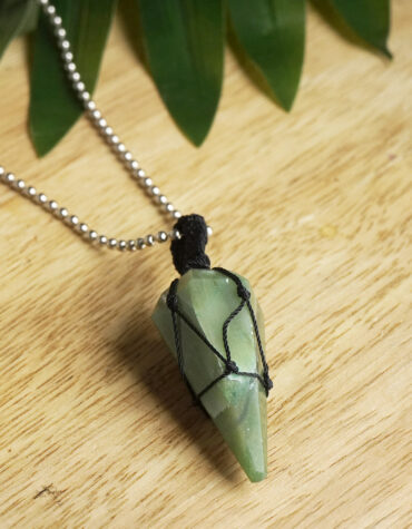 green aventurine point pendant thread