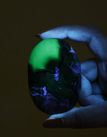 fluorescent agate palm stone