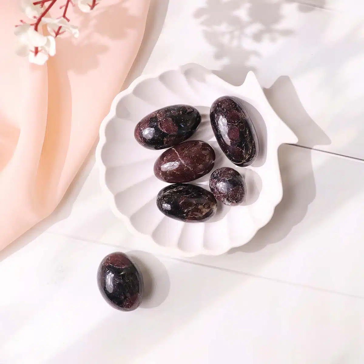 astrophylite-with-garnet-tumble-stone (4)