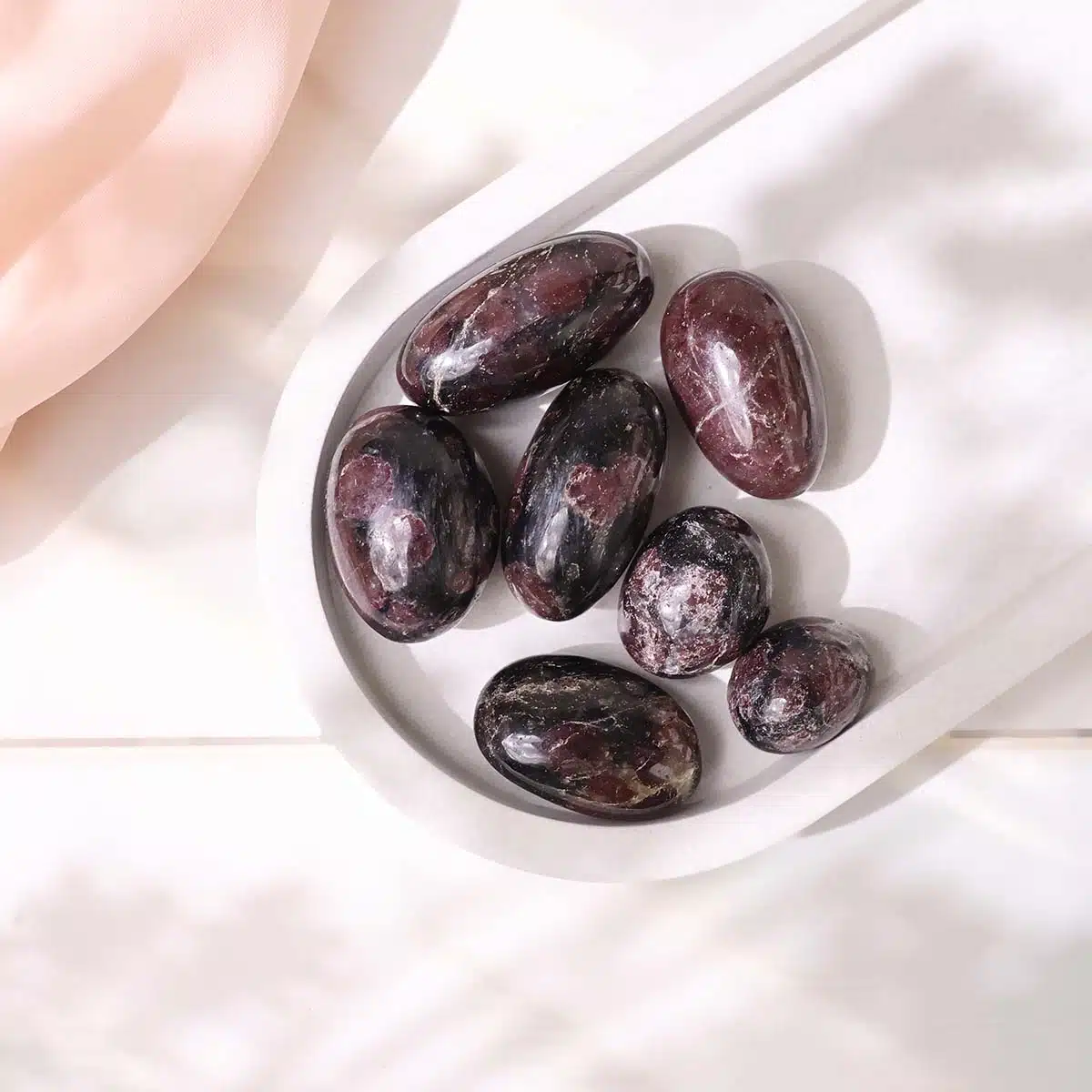 astrophylite-with-garnet-tumble-stone (5)