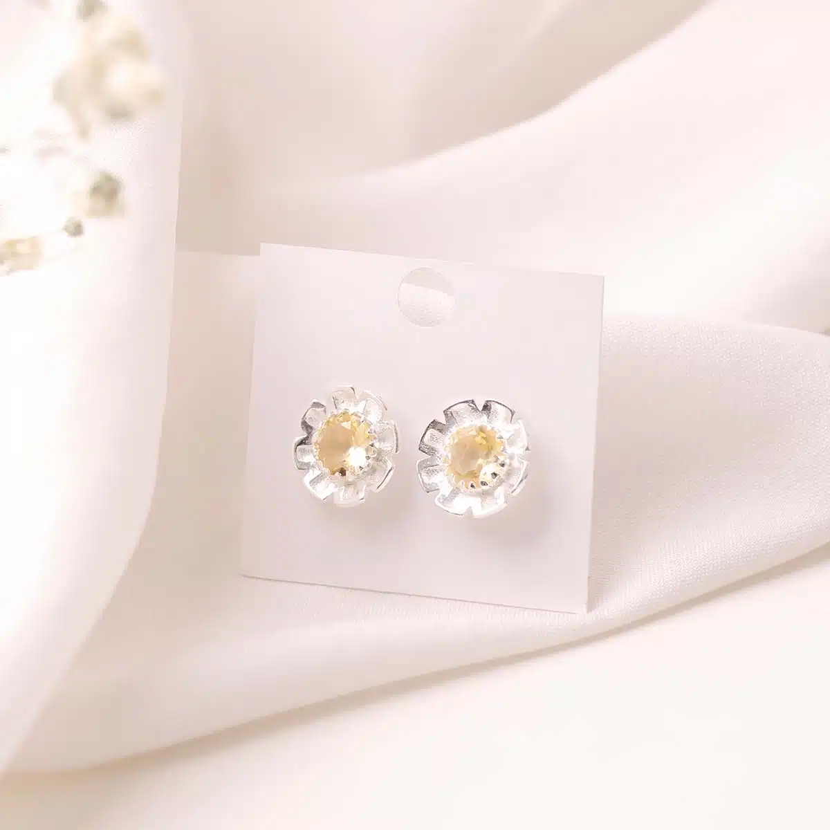citrine-flower-design-stud-earrings-silver (4)
