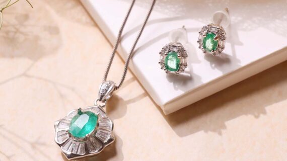 Emerald Silver Jewelry Set