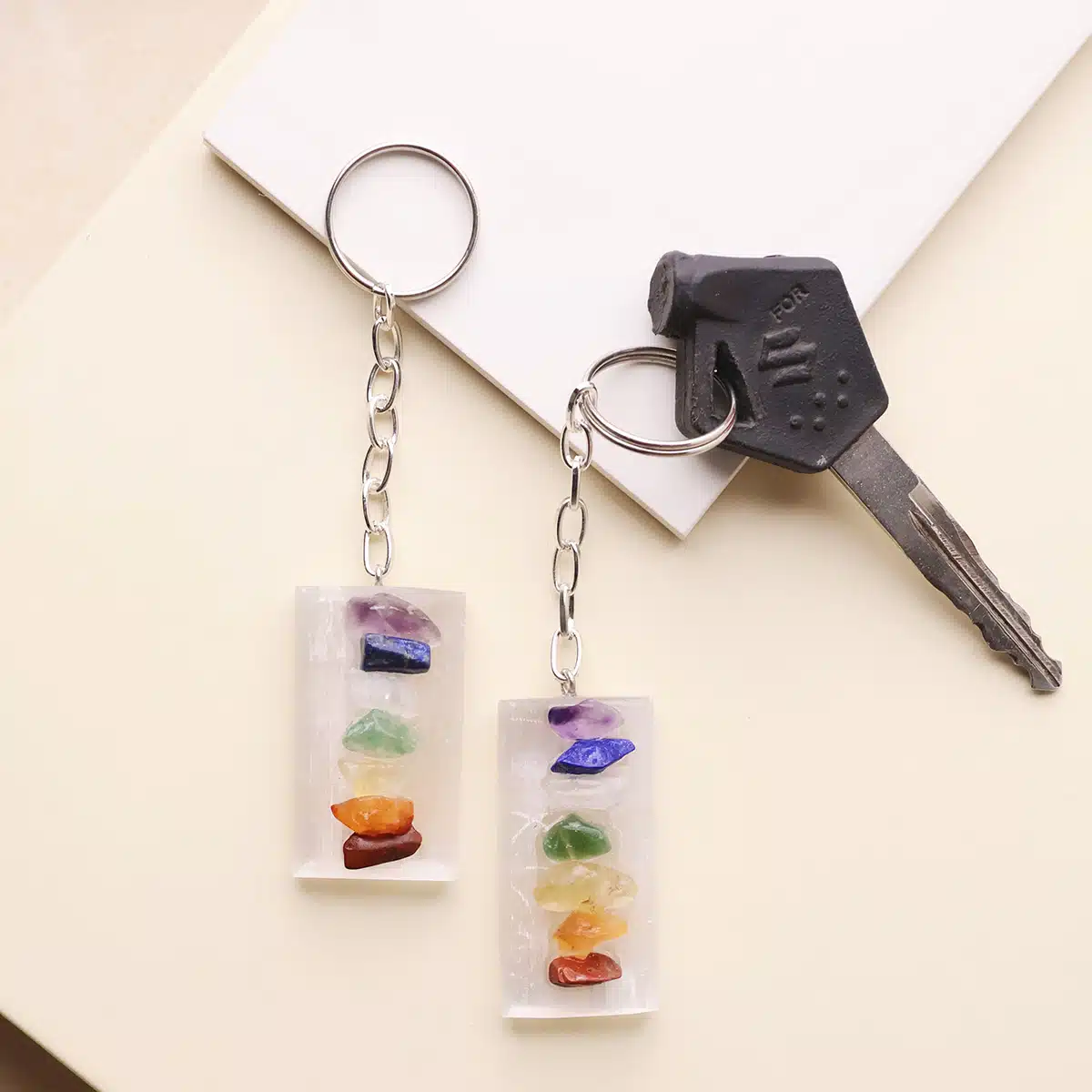 selenite-with-7-chakra-chips-keychain (8)