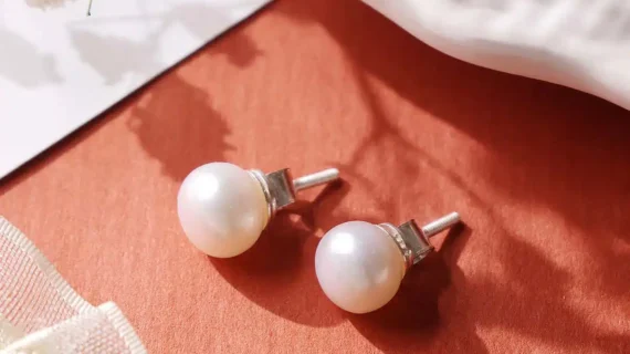 Fresh water pearl stud earring silver
