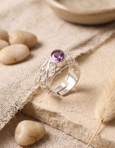 amethyst small oval design silver ring