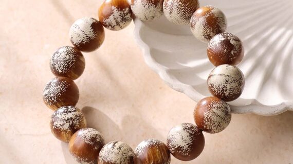 Old White Chess Agarwood Bracelet 16mm