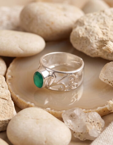 green onyx small oval design silver ring