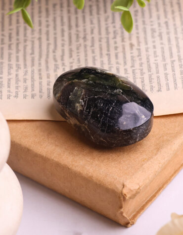 green mica palm stone