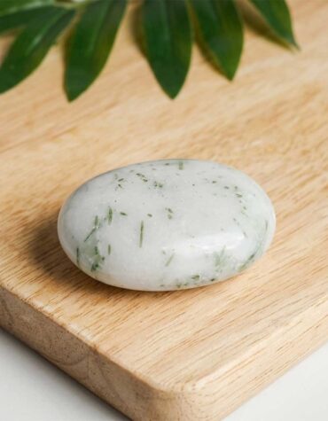 green kyanite palm stone 100 150 gms