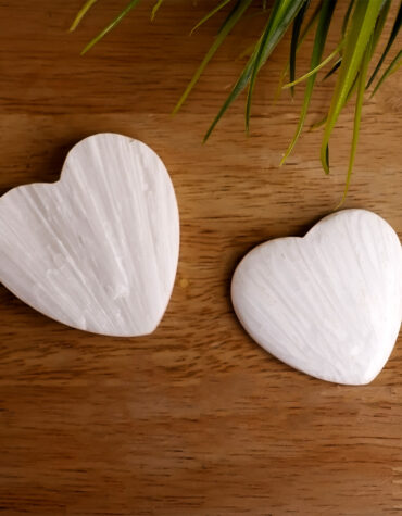 scolecite cabochon heart